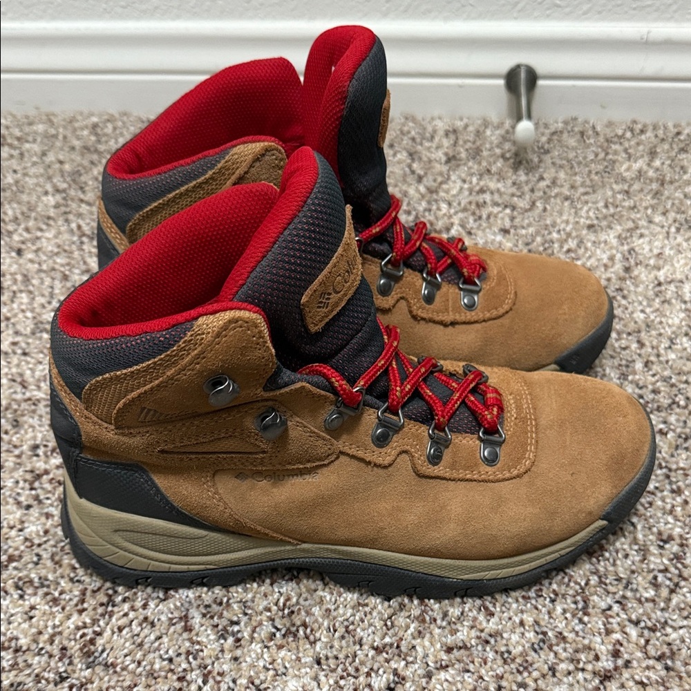 EUC Women’s Columbia Tan and Red Outdoor Boots Waterproof size 8